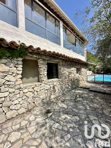 Maison 6 pièces de 220 m² à Gilette (06830)