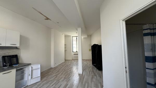 Avallon (89200) Studio lumineux avec cuisine équipée – Centre d’Avallon