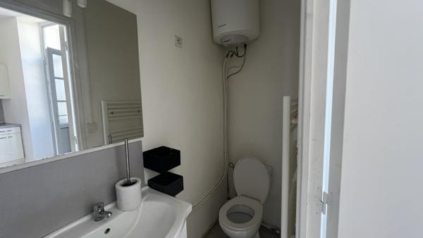 Avallon (89200) Studio lumineux avec cuisine équipée – Centre d’Avallon