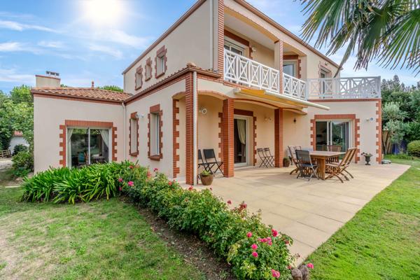 Élégante villa familiale avec maison d’invités et piscine Sainte Marie