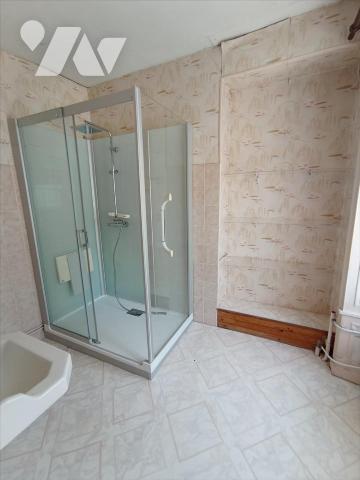 A Condé sur Noireau ,une maison à rénover centre-ville mitoyenne d'un côté d'une surface d'envi...