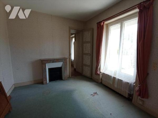 A Condé sur Noireau ,une maison à rénover centre-ville mitoyenne d'un côté d'une surface d'envi...