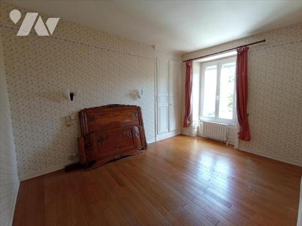 A Condé sur Noireau ,une maison à rénover centre-ville mitoyenne d'un côté d'une surface d'envi...