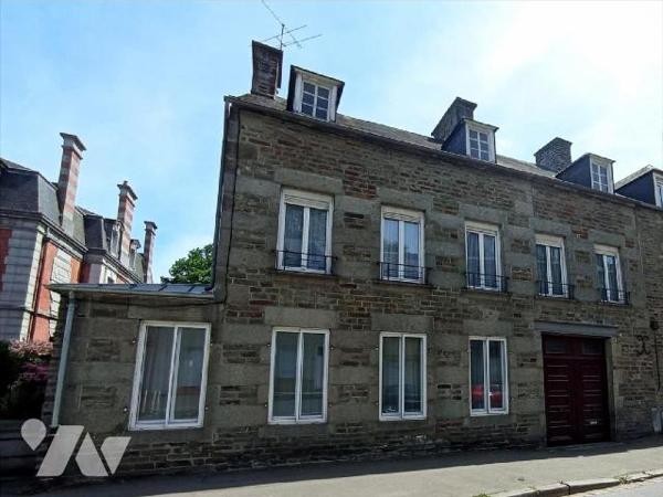 A Condé sur Noireau ,une maison à rénover centre-ville mitoyenne d'un côté d'une surface d'envi...