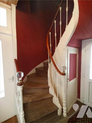 A Condé sur Noireau ,une maison à rénover centre-ville mitoyenne d'un côté d'une surface d'envi...