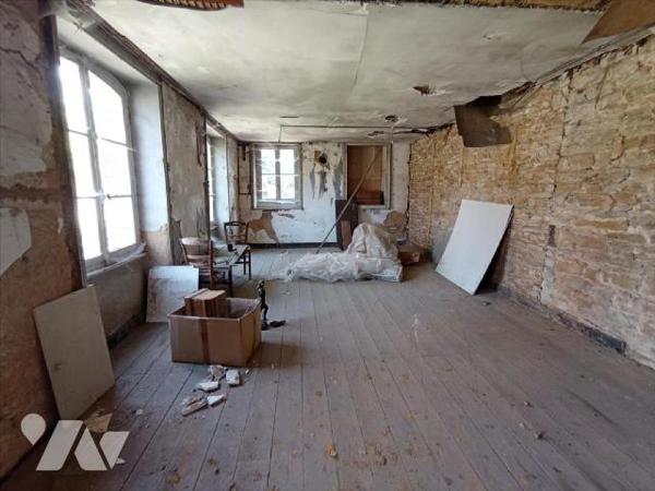 A Condé sur Noireau ,une maison à rénover centre-ville mitoyenne d'un côté d'une surface d'envi...