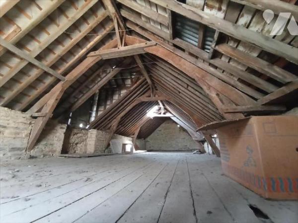 A Condé sur Noireau ,une maison à rénover centre-ville mitoyenne d'un côté d'une surface d'envi...