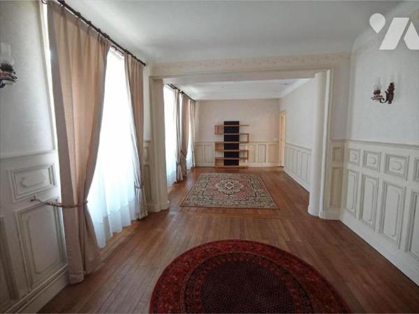 A Condé sur Noireau ,une maison à rénover centre-ville mitoyenne d'un côté d'une surface d'envi...