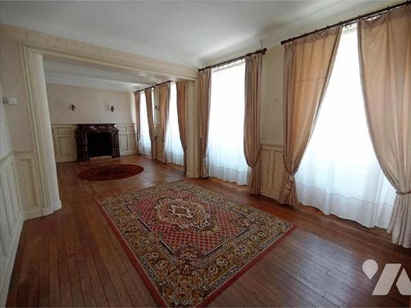 A Condé sur Noireau ,une maison à rénover centre-ville mitoyenne d'un côté d'une surface d'envi...