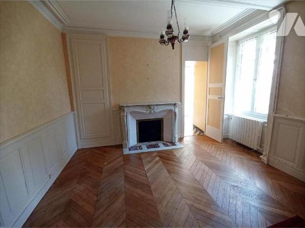 A Condé sur Noireau ,une maison à rénover centre-ville mitoyenne d'un côté d'une surface d'envi...