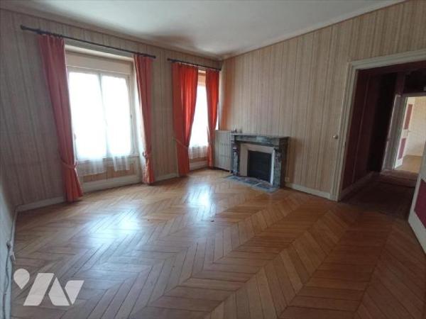 A Condé sur Noireau ,une maison à rénover centre-ville mitoyenne d'un côté d'une surface d'envi...