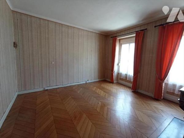 A Condé sur Noireau ,une maison à rénover centre-ville mitoyenne d'un côté d'une surface d'envi...