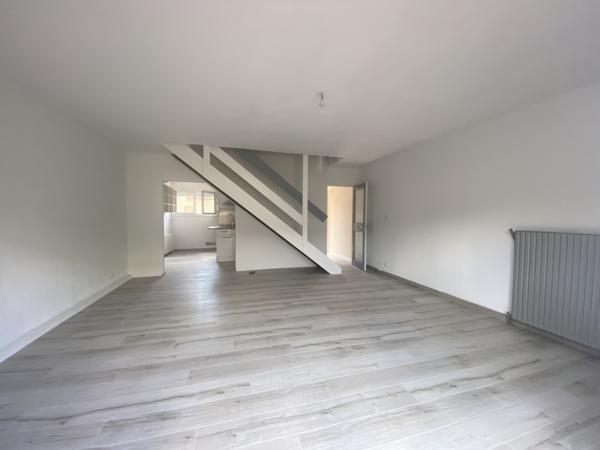 Maison T4 de 90m² avec garage, terrasse et jardin.