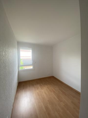 Maison T4 de 90m² avec garage, terrasse et jardin.