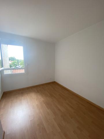 Maison T4 de 90m² avec garage, terrasse et jardin.
