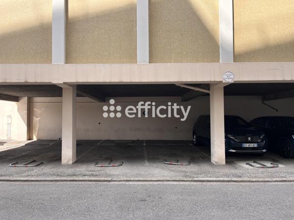 Parking
        
        - 14 m² Exclusivité 16 800 € *