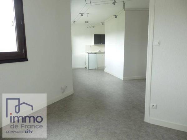 ECHIROLLES / 10 Avenue de l'Industrie. Secteur très calme~Au 10ème étage avec ascenseur, appartement de deux pièces d'une surface de 36,27m²