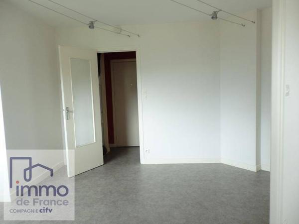 ECHIROLLES / 10 Avenue de l'Industrie. Secteur très calme~Au 10ème étage avec ascenseur, appartement de deux pièces d'une surface de 36,27m²