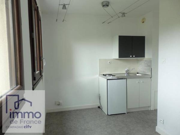 ECHIROLLES / 10 Avenue de l'Industrie. Secteur très calme~Au 10ème étage avec ascenseur, appartement de deux pièces d'une surface de 36,27m²