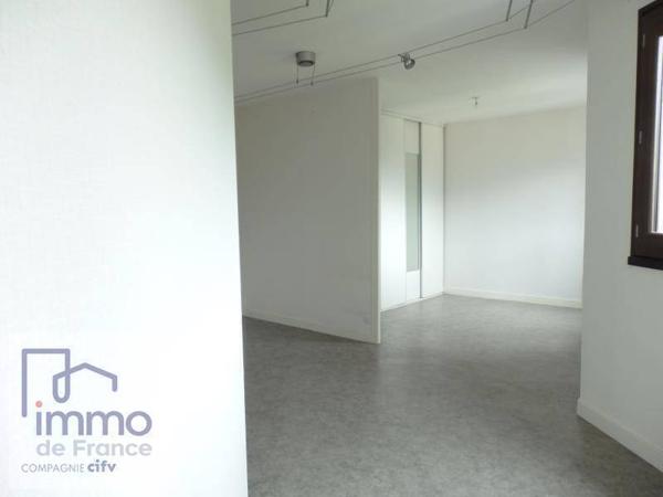 ECHIROLLES / 10 Avenue de l'Industrie. Secteur très calme~Au 10ème étage avec ascenseur, appartement de deux pièces d'une surface de 36,27m²