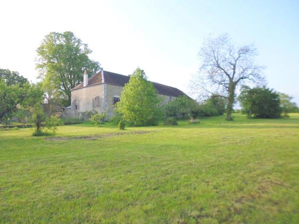 Ancien corps de ferme avec vue sur un chanteau du 16ème