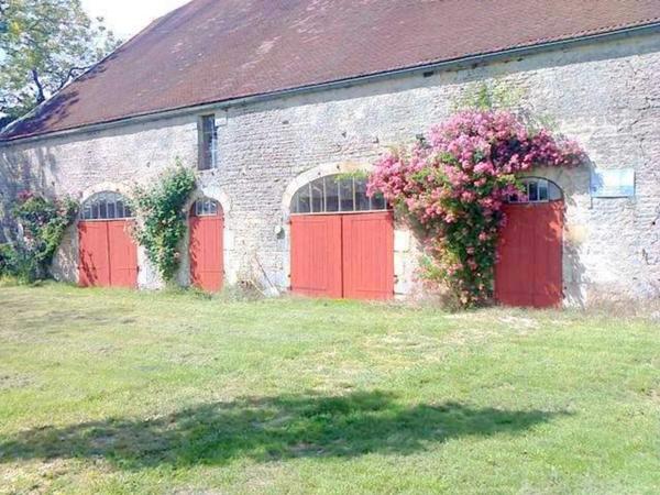Ancien corps de ferme avec vue sur un chanteau du 16ème