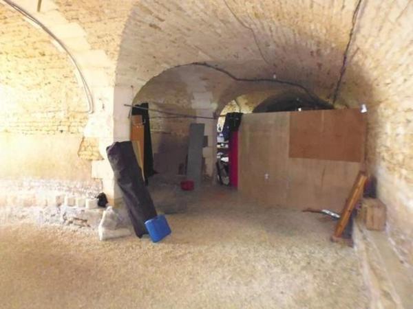 Ancien corps de ferme avec vue sur un chanteau du 16ème