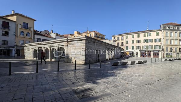 DAX - CŒUR DE VILLE - GRAND APPARTEMENT - BEAUX VOLUMES - TRES LUMINEUX - 4 SUITES CHAMBRES + SALLE DE BAIN - SUPERBE TERRASSE ROOFTOP - TOUT A PIED - BUS 
 
Philippe Raba Immobilier vous propose au cœur de Dax ce très bel appartement d'une superficie de 195 m² habitables (195,26 m² carrez).
 
Cet appartement se compose d’un grand salon séjour, d’une cuisine semi-ouverte équipée d’une verrière, d’une buanderie, de 3 WC indépendants, et de 4 suites avec chambres de plus de 15m² chacune, disposant toute de sa salle de bain ou de salle d’eau. Une grande terrasse type Rooftop donnant sur le séjour et la cuisine complète ce très bel ensemble.

Traversant, bénéficiant d’une très belle luminosité et de volumes exceptionnels, vous profiterez d’un grand salon séjour articulé autour d’une cheminé centrale et de la cuisine semi-ouverte qui se devine au travers de sa verrière.
Vous apprécierez sa distribution bien pensée autour de la pièce de vie, et sa vue remarquable sur le centre de Dax. Ses 4 suites avec grandes chambres et salle de bain ou salle d’eau attenantes chacune, organisées en 2 zones distinctes pour préserver l’intimité de chacun contribuent à cet ensemble bien organisé.

Véritable « coup de cœur », le séjour et la cuisine s’ouvre sur une magnifique terrasse de plus de 60m² de type Roof Top. Vous profiterez d’un lieu de vie privilégié exceptionnel, en plein centre-ville, pour vos belles soirées d’été en famille ou entre amis, parfaitement au calme et à l’abri des regards.   

Autre atout :
Situé en plein cœur de Dax, dans le quartier très recherché de la Fontaine d’Eau Chaude, cet appartement vous offrira un cadre de vie idéal à deux pas des lieux de vie prisée du centre-ville et de ses commerces, le tout sans nuisance.  Le stationnement est aisé en pied d’immeuble. 

La proximité de la fontaine chaude, du parc des arènes, ou des navettes de l’hypercentre menant directement à la gare sont également de vrais atouts. Vous pourrez faire votre marché le samedi matin à pied et profiterez des emblématiques Halle de Dax entièrement refaites pour y déguster Pinchos et autre spécialités locales. Les écoles et groupes scolaires Sully et Gallieni sont également à quelques minutes de marche seulement.

On aime :
 
-     Son emplacement  n°1 en plein cœur de ville 
-     Ses volumes magnifiques
-     Sa grande et lumineuse pièce de vie autour de la cuisine centrale
-     Sa très belle terrasse au calme véritable « coup de cœur »

En résumé :
Un Appartement unique sur le marché de par ses beaux volumes et son Roof Top, agréable à vivre et bien organisé, qui associe confort et emplacement central en cœur de ville, le tout à moins de 20 min de l’océan et des plus belles plages Landaises. Une opportunité rare sur le marché.

Vous avez besoin de connaître votre capacité de financement et de réaliser une simulation ? Nous vous mettons gratuitement en relation avec notre courtier partenaire.


Pour plus d'informations, contactez Philippe RABA par téléphone ou par mail.