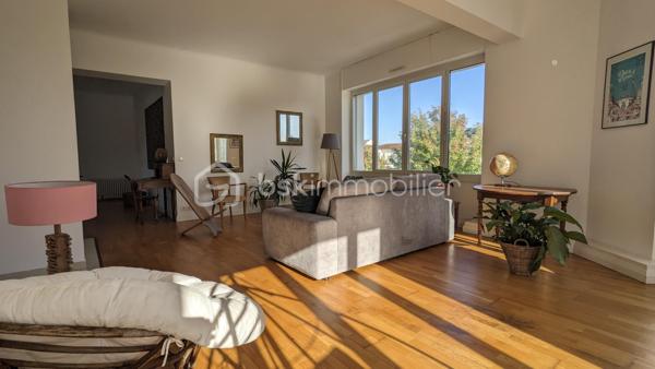 DAX - CŒUR DE VILLE - GRAND APPARTEMENT - BEAUX VOLUMES - TRES LUMINEUX - 4 SUITES CHAMBRES + SALLE DE BAIN - SUPERBE TERRASSE ROOFTOP - TOUT A PIED - BUS 
 
Philippe Raba Immobilier vous propose au cœur de Dax ce très bel appartement d'une superficie de 195 m² habitables (195,26 m² carrez).
 
Cet appartement se compose d’un grand salon séjour, d’une cuisine semi-ouverte équipée d’une verrière, d’une buanderie, de 3 WC indépendants, et de 4 suites avec chambres de plus de 15m² chacune, disposant toute de sa salle de bain ou de salle d’eau. Une grande terrasse type Rooftop donnant sur le séjour et la cuisine complète ce très bel ensemble.

Traversant, bénéficiant d’une très belle luminosité et de volumes exceptionnels, vous profiterez d’un grand salon séjour articulé autour d’une cheminé centrale et de la cuisine semi-ouverte qui se devine au travers de sa verrière.
Vous apprécierez sa distribution bien pensée autour de la pièce de vie, et sa vue remarquable sur le centre de Dax. Ses 4 suites avec grandes chambres et salle de bain ou salle d’eau attenantes chacune, organisées en 2 zones distinctes pour préserver l’intimité de chacun contribuent à cet ensemble bien organisé.

Véritable « coup de cœur », le séjour et la cuisine s’ouvre sur une magnifique terrasse de plus de 60m² de type Roof Top. Vous profiterez d’un lieu de vie privilégié exceptionnel, en plein centre-ville, pour vos belles soirées d’été en famille ou entre amis, parfaitement au calme et à l’abri des regards.   

Autre atout :
Situé en plein cœur de Dax, dans le quartier très recherché de la Fontaine d’Eau Chaude, cet appartement vous offrira un cadre de vie idéal à deux pas des lieux de vie prisée du centre-ville et de ses commerces, le tout sans nuisance.  Le stationnement est aisé en pied d’immeuble. 

La proximité de la fontaine chaude, du parc des arènes, ou des navettes de l’hypercentre menant directement à la gare sont également de vrais atouts. Vous pourrez faire votre marché le samedi matin à pied et profiterez des emblématiques Halle de Dax entièrement refaites pour y déguster Pinchos et autre spécialités locales. Les écoles et groupes scolaires Sully et Gallieni sont également à quelques minutes de marche seulement.

On aime :
 
-     Son emplacement  n°1 en plein cœur de ville 
-     Ses volumes magnifiques
-     Sa grande et lumineuse pièce de vie autour de la cuisine centrale
-     Sa très belle terrasse au calme véritable « coup de cœur »

En résumé :
Un Appartement unique sur le marché de par ses beaux volumes et son Roof Top, agréable à vivre et bien organisé, qui associe confort et emplacement central en cœur de ville, le tout à moins de 20 min de l’océan et des plus belles plages Landaises. Une opportunité rare sur le marché.

Vous avez besoin de connaître votre capacité de financement et de réaliser une simulation ? Nous vous mettons gratuitement en relation avec notre courtier partenaire.


Pour plus d'informations, contactez Philippe RABA par téléphone ou par mail.