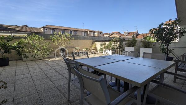 DAX - CŒUR DE VILLE - GRAND APPARTEMENT - BEAUX VOLUMES - TRES LUMINEUX - 4 SUITES CHAMBRES + SALLE DE BAIN - SUPERBE TERRASSE ROOFTOP - TOUT A PIED - BUS 
 
Philippe Raba Immobilier vous propose au cœur de Dax ce très bel appartement d'une superficie de 195 m² habitables (195,26 m² carrez).
 
Cet appartement se compose d’un grand salon séjour, d’une cuisine semi-ouverte équipée d’une verrière, d’une buanderie, de 3 WC indépendants, et de 4 suites avec chambres de plus de 15m² chacune, disposant toute de sa salle de bain ou de salle d’eau. Une grande terrasse type Rooftop donnant sur le séjour et la cuisine complète ce très bel ensemble.

Traversant, bénéficiant d’une très belle luminosité et de volumes exceptionnels, vous profiterez d’un grand salon séjour articulé autour d’une cheminé centrale et de la cuisine semi-ouverte qui se devine au travers de sa verrière.
Vous apprécierez sa distribution bien pensée autour de la pièce de vie, et sa vue remarquable sur le centre de Dax. Ses 4 suites avec grandes chambres et salle de bain ou salle d’eau attenantes chacune, organisées en 2 zones distinctes pour préserver l’intimité de chacun contribuent à cet ensemble bien organisé.

Véritable « coup de cœur », le séjour et la cuisine s’ouvre sur une magnifique terrasse de plus de 60m² de type Roof Top. Vous profiterez d’un lieu de vie privilégié exceptionnel, en plein centre-ville, pour vos belles soirées d’été en famille ou entre amis, parfaitement au calme et à l’abri des regards.   

Autre atout :
Situé en plein cœur de Dax, dans le quartier très recherché de la Fontaine d’Eau Chaude, cet appartement vous offrira un cadre de vie idéal à deux pas des lieux de vie prisée du centre-ville et de ses commerces, le tout sans nuisance.  Le stationnement est aisé en pied d’immeuble. 

La proximité de la fontaine chaude, du parc des arènes, ou des navettes de l’hypercentre menant directement à la gare sont également de vrais atouts. Vous pourrez faire votre marché le samedi matin à pied et profiterez des emblématiques Halle de Dax entièrement refaites pour y déguster Pinchos et autre spécialités locales. Les écoles et groupes scolaires Sully et Gallieni sont également à quelques minutes de marche seulement.

On aime :
 
-     Son emplacement  n°1 en plein cœur de ville 
-     Ses volumes magnifiques
-     Sa grande et lumineuse pièce de vie autour de la cuisine centrale
-     Sa très belle terrasse au calme véritable « coup de cœur »

En résumé :
Un Appartement unique sur le marché de par ses beaux volumes et son Roof Top, agréable à vivre et bien organisé, qui associe confort et emplacement central en cœur de ville, le tout à moins de 20 min de l’océan et des plus belles plages Landaises. Une opportunité rare sur le marché.

Vous avez besoin de connaître votre capacité de financement et de réaliser une simulation ? Nous vous mettons gratuitement en relation avec notre courtier partenaire.


Pour plus d'informations, contactez Philippe RABA par téléphone ou par mail.