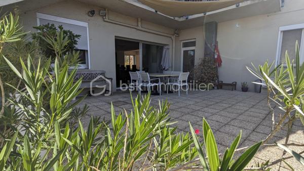 DAX - CŒUR DE VILLE - GRAND APPARTEMENT - BEAUX VOLUMES - TRES LUMINEUX - 4 SUITES CHAMBRES + SALLE DE BAIN - SUPERBE TERRASSE ROOFTOP - TOUT A PIED - BUS 
 
Philippe Raba Immobilier vous propose au cœur de Dax ce très bel appartement d'une superficie de 195 m² habitables (195,26 m² carrez).
 
Cet appartement se compose d’un grand salon séjour, d’une cuisine semi-ouverte équipée d’une verrière, d’une buanderie, de 3 WC indépendants, et de 4 suites avec chambres de plus de 15m² chacune, disposant toute de sa salle de bain ou de salle d’eau. Une grande terrasse type Rooftop donnant sur le séjour et la cuisine complète ce très bel ensemble.

Traversant, bénéficiant d’une très belle luminosité et de volumes exceptionnels, vous profiterez d’un grand salon séjour articulé autour d’une cheminé centrale et de la cuisine semi-ouverte qui se devine au travers de sa verrière.
Vous apprécierez sa distribution bien pensée autour de la pièce de vie, et sa vue remarquable sur le centre de Dax. Ses 4 suites avec grandes chambres et salle de bain ou salle d’eau attenantes chacune, organisées en 2 zones distinctes pour préserver l’intimité de chacun contribuent à cet ensemble bien organisé.

Véritable « coup de cœur », le séjour et la cuisine s’ouvre sur une magnifique terrasse de plus de 60m² de type Roof Top. Vous profiterez d’un lieu de vie privilégié exceptionnel, en plein centre-ville, pour vos belles soirées d’été en famille ou entre amis, parfaitement au calme et à l’abri des regards.   

Autre atout :
Situé en plein cœur de Dax, dans le quartier très recherché de la Fontaine d’Eau Chaude, cet appartement vous offrira un cadre de vie idéal à deux pas des lieux de vie prisée du centre-ville et de ses commerces, le tout sans nuisance.  Le stationnement est aisé en pied d’immeuble. 

La proximité de la fontaine chaude, du parc des arènes, ou des navettes de l’hypercentre menant directement à la gare sont également de vrais atouts. Vous pourrez faire votre marché le samedi matin à pied et profiterez des emblématiques Halle de Dax entièrement refaites pour y déguster Pinchos et autre spécialités locales. Les écoles et groupes scolaires Sully et Gallieni sont également à quelques minutes de marche seulement.

On aime :
 
-     Son emplacement  n°1 en plein cœur de ville 
-     Ses volumes magnifiques
-     Sa grande et lumineuse pièce de vie autour de la cuisine centrale
-     Sa très belle terrasse au calme véritable « coup de cœur »

En résumé :
Un Appartement unique sur le marché de par ses beaux volumes et son Roof Top, agréable à vivre et bien organisé, qui associe confort et emplacement central en cœur de ville, le tout à moins de 20 min de l’océan et des plus belles plages Landaises. Une opportunité rare sur le marché.

Vous avez besoin de connaître votre capacité de financement et de réaliser une simulation ? Nous vous mettons gratuitement en relation avec notre courtier partenaire.


Pour plus d'informations, contactez Philippe RABA par téléphone ou par mail.