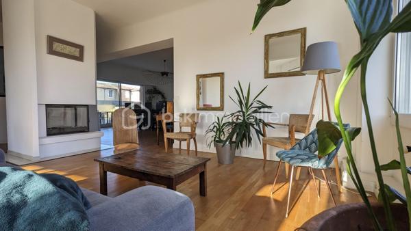 DAX - CŒUR DE VILLE - GRAND APPARTEMENT - BEAUX VOLUMES - TRES LUMINEUX - 4 SUITES CHAMBRES + SALLE DE BAIN - SUPERBE TERRASSE ROOFTOP - TOUT A PIED - BUS 
 
Philippe Raba Immobilier vous propose au cœur de Dax ce très bel appartement d'une superficie de 195 m² habitables (195,26 m² carrez).
 
Cet appartement se compose d’un grand salon séjour, d’une cuisine semi-ouverte équipée d’une verrière, d’une buanderie, de 3 WC indépendants, et de 4 suites avec chambres de plus de 15m² chacune, disposant toute de sa salle de bain ou de salle d’eau. Une grande terrasse type Rooftop donnant sur le séjour et la cuisine complète ce très bel ensemble.

Traversant, bénéficiant d’une très belle luminosité et de volumes exceptionnels, vous profiterez d’un grand salon séjour articulé autour d’une cheminé centrale et de la cuisine semi-ouverte qui se devine au travers de sa verrière.
Vous apprécierez sa distribution bien pensée autour de la pièce de vie, et sa vue remarquable sur le centre de Dax. Ses 4 suites avec grandes chambres et salle de bain ou salle d’eau attenantes chacune, organisées en 2 zones distinctes pour préserver l’intimité de chacun contribuent à cet ensemble bien organisé.

Véritable « coup de cœur », le séjour et la cuisine s’ouvre sur une magnifique terrasse de plus de 60m² de type Roof Top. Vous profiterez d’un lieu de vie privilégié exceptionnel, en plein centre-ville, pour vos belles soirées d’été en famille ou entre amis, parfaitement au calme et à l’abri des regards.   

Autre atout :
Situé en plein cœur de Dax, dans le quartier très recherché de la Fontaine d’Eau Chaude, cet appartement vous offrira un cadre de vie idéal à deux pas des lieux de vie prisée du centre-ville et de ses commerces, le tout sans nuisance.  Le stationnement est aisé en pied d’immeuble. 

La proximité de la fontaine chaude, du parc des arènes, ou des navettes de l’hypercentre menant directement à la gare sont également de vrais atouts. Vous pourrez faire votre marché le samedi matin à pied et profiterez des emblématiques Halle de Dax entièrement refaites pour y déguster Pinchos et autre spécialités locales. Les écoles et groupes scolaires Sully et Gallieni sont également à quelques minutes de marche seulement.

On aime :
 
-     Son emplacement  n°1 en plein cœur de ville 
-     Ses volumes magnifiques
-     Sa grande et lumineuse pièce de vie autour de la cuisine centrale
-     Sa très belle terrasse au calme véritable « coup de cœur »

En résumé :
Un Appartement unique sur le marché de par ses beaux volumes et son Roof Top, agréable à vivre et bien organisé, qui associe confort et emplacement central en cœur de ville, le tout à moins de 20 min de l’océan et des plus belles plages Landaises. Une opportunité rare sur le marché.

Vous avez besoin de connaître votre capacité de financement et de réaliser une simulation ? Nous vous mettons gratuitement en relation avec notre courtier partenaire.


Pour plus d'informations, contactez Philippe RABA par téléphone ou par mail.