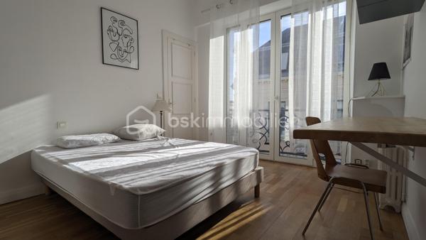 DAX - CŒUR DE VILLE - GRAND APPARTEMENT - BEAUX VOLUMES - TRES LUMINEUX - 4 SUITES CHAMBRES + SALLE DE BAIN - SUPERBE TERRASSE ROOFTOP - TOUT A PIED - BUS 
 
Philippe Raba Immobilier vous propose au cœur de Dax ce très bel appartement d'une superficie de 195 m² habitables (195,26 m² carrez).
 
Cet appartement se compose d’un grand salon séjour, d’une cuisine semi-ouverte équipée d’une verrière, d’une buanderie, de 3 WC indépendants, et de 4 suites avec chambres de plus de 15m² chacune, disposant toute de sa salle de bain ou de salle d’eau. Une grande terrasse type Rooftop donnant sur le séjour et la cuisine complète ce très bel ensemble.

Traversant, bénéficiant d’une très belle luminosité et de volumes exceptionnels, vous profiterez d’un grand salon séjour articulé autour d’une cheminé centrale et de la cuisine semi-ouverte qui se devine au travers de sa verrière.
Vous apprécierez sa distribution bien pensée autour de la pièce de vie, et sa vue remarquable sur le centre de Dax. Ses 4 suites avec grandes chambres et salle de bain ou salle d’eau attenantes chacune, organisées en 2 zones distinctes pour préserver l’intimité de chacun contribuent à cet ensemble bien organisé.

Véritable « coup de cœur », le séjour et la cuisine s’ouvre sur une magnifique terrasse de plus de 60m² de type Roof Top. Vous profiterez d’un lieu de vie privilégié exceptionnel, en plein centre-ville, pour vos belles soirées d’été en famille ou entre amis, parfaitement au calme et à l’abri des regards.   

Autre atout :
Situé en plein cœur de Dax, dans le quartier très recherché de la Fontaine d’Eau Chaude, cet appartement vous offrira un cadre de vie idéal à deux pas des lieux de vie prisée du centre-ville et de ses commerces, le tout sans nuisance.  Le stationnement est aisé en pied d’immeuble. 

La proximité de la fontaine chaude, du parc des arènes, ou des navettes de l’hypercentre menant directement à la gare sont également de vrais atouts. Vous pourrez faire votre marché le samedi matin à pied et profiterez des emblématiques Halle de Dax entièrement refaites pour y déguster Pinchos et autre spécialités locales. Les écoles et groupes scolaires Sully et Gallieni sont également à quelques minutes de marche seulement.

On aime :
 
-     Son emplacement  n°1 en plein cœur de ville 
-     Ses volumes magnifiques
-     Sa grande et lumineuse pièce de vie autour de la cuisine centrale
-     Sa très belle terrasse au calme véritable « coup de cœur »

En résumé :
Un Appartement unique sur le marché de par ses beaux volumes et son Roof Top, agréable à vivre et bien organisé, qui associe confort et emplacement central en cœur de ville, le tout à moins de 20 min de l’océan et des plus belles plages Landaises. Une opportunité rare sur le marché.

Vous avez besoin de connaître votre capacité de financement et de réaliser une simulation ? Nous vous mettons gratuitement en relation avec notre courtier partenaire.


Pour plus d'informations, contactez Philippe RABA par téléphone ou par mail.