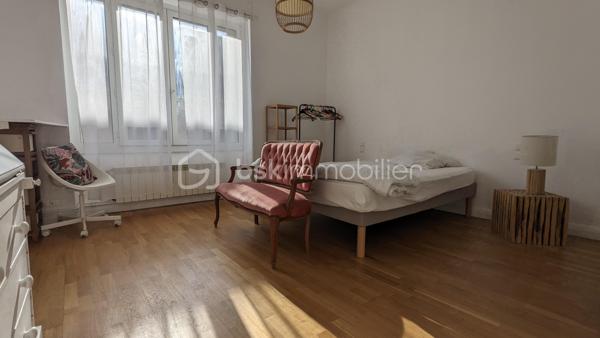 DAX - CŒUR DE VILLE - GRAND APPARTEMENT - BEAUX VOLUMES - TRES LUMINEUX - 4 SUITES CHAMBRES + SALLE DE BAIN - SUPERBE TERRASSE ROOFTOP - TOUT A PIED - BUS 
 
Philippe Raba Immobilier vous propose au cœur de Dax ce très bel appartement d'une superficie de 195 m² habitables (195,26 m² carrez).
 
Cet appartement se compose d’un grand salon séjour, d’une cuisine semi-ouverte équipée d’une verrière, d’une buanderie, de 3 WC indépendants, et de 4 suites avec chambres de plus de 15m² chacune, disposant toute de sa salle de bain ou de salle d’eau. Une grande terrasse type Rooftop donnant sur le séjour et la cuisine complète ce très bel ensemble.

Traversant, bénéficiant d’une très belle luminosité et de volumes exceptionnels, vous profiterez d’un grand salon séjour articulé autour d’une cheminé centrale et de la cuisine semi-ouverte qui se devine au travers de sa verrière.
Vous apprécierez sa distribution bien pensée autour de la pièce de vie, et sa vue remarquable sur le centre de Dax. Ses 4 suites avec grandes chambres et salle de bain ou salle d’eau attenantes chacune, organisées en 2 zones distinctes pour préserver l’intimité de chacun contribuent à cet ensemble bien organisé.

Véritable « coup de cœur », le séjour et la cuisine s’ouvre sur une magnifique terrasse de plus de 60m² de type Roof Top. Vous profiterez d’un lieu de vie privilégié exceptionnel, en plein centre-ville, pour vos belles soirées d’été en famille ou entre amis, parfaitement au calme et à l’abri des regards.   

Autre atout :
Situé en plein cœur de Dax, dans le quartier très recherché de la Fontaine d’Eau Chaude, cet appartement vous offrira un cadre de vie idéal à deux pas des lieux de vie prisée du centre-ville et de ses commerces, le tout sans nuisance.  Le stationnement est aisé en pied d’immeuble. 

La proximité de la fontaine chaude, du parc des arènes, ou des navettes de l’hypercentre menant directement à la gare sont également de vrais atouts. Vous pourrez faire votre marché le samedi matin à pied et profiterez des emblématiques Halle de Dax entièrement refaites pour y déguster Pinchos et autre spécialités locales. Les écoles et groupes scolaires Sully et Gallieni sont également à quelques minutes de marche seulement.

On aime :
 
-     Son emplacement  n°1 en plein cœur de ville 
-     Ses volumes magnifiques
-     Sa grande et lumineuse pièce de vie autour de la cuisine centrale
-     Sa très belle terrasse au calme véritable « coup de cœur »

En résumé :
Un Appartement unique sur le marché de par ses beaux volumes et son Roof Top, agréable à vivre et bien organisé, qui associe confort et emplacement central en cœur de ville, le tout à moins de 20 min de l’océan et des plus belles plages Landaises. Une opportunité rare sur le marché.

Vous avez besoin de connaître votre capacité de financement et de réaliser une simulation ? Nous vous mettons gratuitement en relation avec notre courtier partenaire.


Pour plus d'informations, contactez Philippe RABA par téléphone ou par mail.