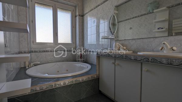 DAX - CŒUR DE VILLE - GRAND APPARTEMENT - BEAUX VOLUMES - TRES LUMINEUX - 4 SUITES CHAMBRES + SALLE DE BAIN - SUPERBE TERRASSE ROOFTOP - TOUT A PIED - BUS 
 
Philippe Raba Immobilier vous propose au cœur de Dax ce très bel appartement d'une superficie de 195 m² habitables (195,26 m² carrez).
 
Cet appartement se compose d’un grand salon séjour, d’une cuisine semi-ouverte équipée d’une verrière, d’une buanderie, de 3 WC indépendants, et de 4 suites avec chambres de plus de 15m² chacune, disposant toute de sa salle de bain ou de salle d’eau. Une grande terrasse type Rooftop donnant sur le séjour et la cuisine complète ce très bel ensemble.

Traversant, bénéficiant d’une très belle luminosité et de volumes exceptionnels, vous profiterez d’un grand salon séjour articulé autour d’une cheminé centrale et de la cuisine semi-ouverte qui se devine au travers de sa verrière.
Vous apprécierez sa distribution bien pensée autour de la pièce de vie, et sa vue remarquable sur le centre de Dax. Ses 4 suites avec grandes chambres et salle de bain ou salle d’eau attenantes chacune, organisées en 2 zones distinctes pour préserver l’intimité de chacun contribuent à cet ensemble bien organisé.

Véritable « coup de cœur », le séjour et la cuisine s’ouvre sur une magnifique terrasse de plus de 60m² de type Roof Top. Vous profiterez d’un lieu de vie privilégié exceptionnel, en plein centre-ville, pour vos belles soirées d’été en famille ou entre amis, parfaitement au calme et à l’abri des regards.   

Autre atout :
Situé en plein cœur de Dax, dans le quartier très recherché de la Fontaine d’Eau Chaude, cet appartement vous offrira un cadre de vie idéal à deux pas des lieux de vie prisée du centre-ville et de ses commerces, le tout sans nuisance.  Le stationnement est aisé en pied d’immeuble. 

La proximité de la fontaine chaude, du parc des arènes, ou des navettes de l’hypercentre menant directement à la gare sont également de vrais atouts. Vous pourrez faire votre marché le samedi matin à pied et profiterez des emblématiques Halle de Dax entièrement refaites pour y déguster Pinchos et autre spécialités locales. Les écoles et groupes scolaires Sully et Gallieni sont également à quelques minutes de marche seulement.

On aime :
 
-     Son emplacement  n°1 en plein cœur de ville 
-     Ses volumes magnifiques
-     Sa grande et lumineuse pièce de vie autour de la cuisine centrale
-     Sa très belle terrasse au calme véritable « coup de cœur »

En résumé :
Un Appartement unique sur le marché de par ses beaux volumes et son Roof Top, agréable à vivre et bien organisé, qui associe confort et emplacement central en cœur de ville, le tout à moins de 20 min de l’océan et des plus belles plages Landaises. Une opportunité rare sur le marché.

Vous avez besoin de connaître votre capacité de financement et de réaliser une simulation ? Nous vous mettons gratuitement en relation avec notre courtier partenaire.


Pour plus d'informations, contactez Philippe RABA par téléphone ou par mail.
