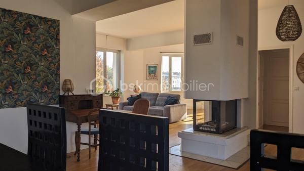 DAX - CŒUR DE VILLE - GRAND APPARTEMENT - BEAUX VOLUMES - TRES LUMINEUX - 4 SUITES CHAMBRES + SALLE DE BAIN - SUPERBE TERRASSE ROOFTOP - TOUT A PIED - BUS 
 
Philippe Raba Immobilier vous propose au cœur de Dax ce très bel appartement d'une superficie de 195 m² habitables (195,26 m² carrez).
 
Cet appartement se compose d’un grand salon séjour, d’une cuisine semi-ouverte équipée d’une verrière, d’une buanderie, de 3 WC indépendants, et de 4 suites avec chambres de plus de 15m² chacune, disposant toute de sa salle de bain ou de salle d’eau. Une grande terrasse type Rooftop donnant sur le séjour et la cuisine complète ce très bel ensemble.

Traversant, bénéficiant d’une très belle luminosité et de volumes exceptionnels, vous profiterez d’un grand salon séjour articulé autour d’une cheminé centrale et de la cuisine semi-ouverte qui se devine au travers de sa verrière.
Vous apprécierez sa distribution bien pensée autour de la pièce de vie, et sa vue remarquable sur le centre de Dax. Ses 4 suites avec grandes chambres et salle de bain ou salle d’eau attenantes chacune, organisées en 2 zones distinctes pour préserver l’intimité de chacun contribuent à cet ensemble bien organisé.

Véritable « coup de cœur », le séjour et la cuisine s’ouvre sur une magnifique terrasse de plus de 60m² de type Roof Top. Vous profiterez d’un lieu de vie privilégié exceptionnel, en plein centre-ville, pour vos belles soirées d’été en famille ou entre amis, parfaitement au calme et à l’abri des regards.   

Autre atout :
Situé en plein cœur de Dax, dans le quartier très recherché de la Fontaine d’Eau Chaude, cet appartement vous offrira un cadre de vie idéal à deux pas des lieux de vie prisée du centre-ville et de ses commerces, le tout sans nuisance.  Le stationnement est aisé en pied d’immeuble. 

La proximité de la fontaine chaude, du parc des arènes, ou des navettes de l’hypercentre menant directement à la gare sont également de vrais atouts. Vous pourrez faire votre marché le samedi matin à pied et profiterez des emblématiques Halle de Dax entièrement refaites pour y déguster Pinchos et autre spécialités locales. Les écoles et groupes scolaires Sully et Gallieni sont également à quelques minutes de marche seulement.

On aime :
 
-     Son emplacement  n°1 en plein cœur de ville 
-     Ses volumes magnifiques
-     Sa grande et lumineuse pièce de vie autour de la cuisine centrale
-     Sa très belle terrasse au calme véritable « coup de cœur »

En résumé :
Un Appartement unique sur le marché de par ses beaux volumes et son Roof Top, agréable à vivre et bien organisé, qui associe confort et emplacement central en cœur de ville, le tout à moins de 20 min de l’océan et des plus belles plages Landaises. Une opportunité rare sur le marché.

Vous avez besoin de connaître votre capacité de financement et de réaliser une simulation ? Nous vous mettons gratuitement en relation avec notre courtier partenaire.


Pour plus d'informations, contactez Philippe RABA par téléphone ou par mail.