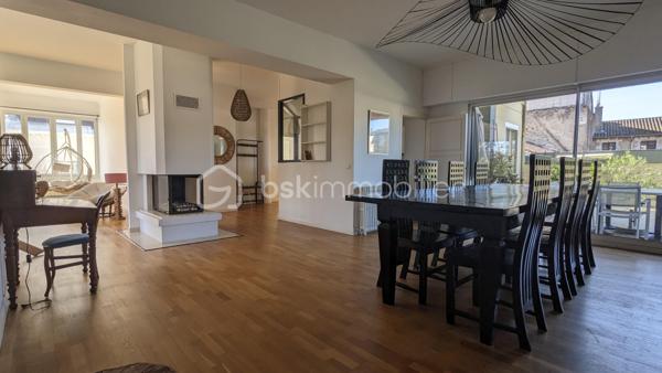 DAX - CŒUR DE VILLE - GRAND APPARTEMENT - BEAUX VOLUMES - TRES LUMINEUX - 4 SUITES CHAMBRES + SALLE DE BAIN - SUPERBE TERRASSE ROOFTOP - TOUT A PIED - BUS 
 
Philippe Raba Immobilier vous propose au cœur de Dax ce très bel appartement d'une superficie de 195 m² habitables (195,26 m² carrez).
 
Cet appartement se compose d’un grand salon séjour, d’une cuisine semi-ouverte équipée d’une verrière, d’une buanderie, de 3 WC indépendants, et de 4 suites avec chambres de plus de 15m² chacune, disposant toute de sa salle de bain ou de salle d’eau. Une grande terrasse type Rooftop donnant sur le séjour et la cuisine complète ce très bel ensemble.

Traversant, bénéficiant d’une très belle luminosité et de volumes exceptionnels, vous profiterez d’un grand salon séjour articulé autour d’une cheminé centrale et de la cuisine semi-ouverte qui se devine au travers de sa verrière.
Vous apprécierez sa distribution bien pensée autour de la pièce de vie, et sa vue remarquable sur le centre de Dax. Ses 4 suites avec grandes chambres et salle de bain ou salle d’eau attenantes chacune, organisées en 2 zones distinctes pour préserver l’intimité de chacun contribuent à cet ensemble bien organisé.

Véritable « coup de cœur », le séjour et la cuisine s’ouvre sur une magnifique terrasse de plus de 60m² de type Roof Top. Vous profiterez d’un lieu de vie privilégié exceptionnel, en plein centre-ville, pour vos belles soirées d’été en famille ou entre amis, parfaitement au calme et à l’abri des regards.   

Autre atout :
Situé en plein cœur de Dax, dans le quartier très recherché de la Fontaine d’Eau Chaude, cet appartement vous offrira un cadre de vie idéal à deux pas des lieux de vie prisée du centre-ville et de ses commerces, le tout sans nuisance.  Le stationnement est aisé en pied d’immeuble. 

La proximité de la fontaine chaude, du parc des arènes, ou des navettes de l’hypercentre menant directement à la gare sont également de vrais atouts. Vous pourrez faire votre marché le samedi matin à pied et profiterez des emblématiques Halle de Dax entièrement refaites pour y déguster Pinchos et autre spécialités locales. Les écoles et groupes scolaires Sully et Gallieni sont également à quelques minutes de marche seulement.

On aime :
 
-     Son emplacement  n°1 en plein cœur de ville 
-     Ses volumes magnifiques
-     Sa grande et lumineuse pièce de vie autour de la cuisine centrale
-     Sa très belle terrasse au calme véritable « coup de cœur »

En résumé :
Un Appartement unique sur le marché de par ses beaux volumes et son Roof Top, agréable à vivre et bien organisé, qui associe confort et emplacement central en cœur de ville, le tout à moins de 20 min de l’océan et des plus belles plages Landaises. Une opportunité rare sur le marché.

Vous avez besoin de connaître votre capacité de financement et de réaliser une simulation ? Nous vous mettons gratuitement en relation avec notre courtier partenaire.


Pour plus d'informations, contactez Philippe RABA par téléphone ou par mail.