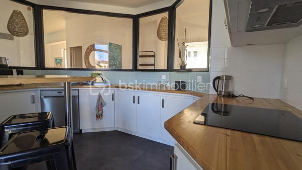 DAX - CŒUR DE VILLE - GRAND APPARTEMENT - BEAUX VOLUMES - TRES LUMINEUX - 4 SUITES CHAMBRES + SALLE DE BAIN - SUPERBE TERRASSE ROOFTOP - TOUT A PIED - BUS 
 
Philippe Raba Immobilier vous propose au cœur de Dax ce très bel appartement d'une superficie de 195 m² habitables (195,26 m² carrez).
 
Cet appartement se compose d’un grand salon séjour, d’une cuisine semi-ouverte équipée d’une verrière, d’une buanderie, de 3 WC indépendants, et de 4 suites avec chambres de plus de 15m² chacune, disposant toute de sa salle de bain ou de salle d’eau. Une grande terrasse type Rooftop donnant sur le séjour et la cuisine complète ce très bel ensemble.

Traversant, bénéficiant d’une très belle luminosité et de volumes exceptionnels, vous profiterez d’un grand salon séjour articulé autour d’une cheminé centrale et de la cuisine semi-ouverte qui se devine au travers de sa verrière.
Vous apprécierez sa distribution bien pensée autour de la pièce de vie, et sa vue remarquable sur le centre de Dax. Ses 4 suites avec grandes chambres et salle de bain ou salle d’eau attenantes chacune, organisées en 2 zones distinctes pour préserver l’intimité de chacun contribuent à cet ensemble bien organisé.

Véritable « coup de cœur », le séjour et la cuisine s’ouvre sur une magnifique terrasse de plus de 60m² de type Roof Top. Vous profiterez d’un lieu de vie privilégié exceptionnel, en plein centre-ville, pour vos belles soirées d’été en famille ou entre amis, parfaitement au calme et à l’abri des regards.   

Autre atout :
Situé en plein cœur de Dax, dans le quartier très recherché de la Fontaine d’Eau Chaude, cet appartement vous offrira un cadre de vie idéal à deux pas des lieux de vie prisée du centre-ville et de ses commerces, le tout sans nuisance.  Le stationnement est aisé en pied d’immeuble. 

La proximité de la fontaine chaude, du parc des arènes, ou des navettes de l’hypercentre menant directement à la gare sont également de vrais atouts. Vous pourrez faire votre marché le samedi matin à pied et profiterez des emblématiques Halle de Dax entièrement refaites pour y déguster Pinchos et autre spécialités locales. Les écoles et groupes scolaires Sully et Gallieni sont également à quelques minutes de marche seulement.

On aime :
 
-     Son emplacement  n°1 en plein cœur de ville 
-     Ses volumes magnifiques
-     Sa grande et lumineuse pièce de vie autour de la cuisine centrale
-     Sa très belle terrasse au calme véritable « coup de cœur »

En résumé :
Un Appartement unique sur le marché de par ses beaux volumes et son Roof Top, agréable à vivre et bien organisé, qui associe confort et emplacement central en cœur de ville, le tout à moins de 20 min de l’océan et des plus belles plages Landaises. Une opportunité rare sur le marché.

Vous avez besoin de connaître votre capacité de financement et de réaliser une simulation ? Nous vous mettons gratuitement en relation avec notre courtier partenaire.


Pour plus d'informations, contactez Philippe RABA par téléphone ou par mail.