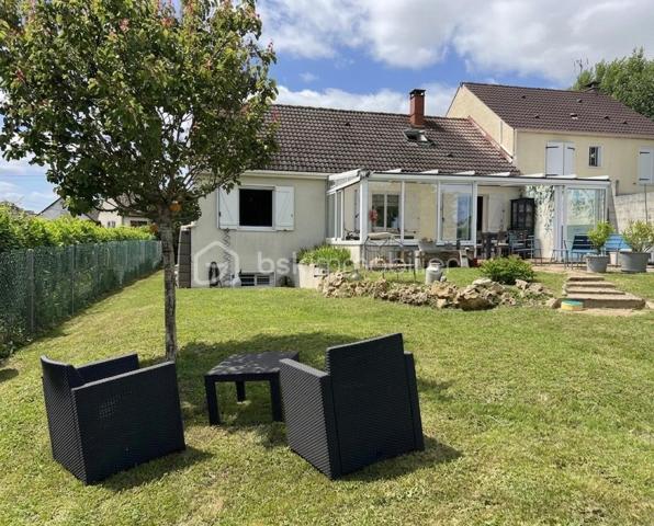 NOUVEAU EN EXCLUSIVITE ! Sur la commune de Mouroux, venez découvrir cette belle maison de 170m2 (mitoyenne d’un côté) édifiée sur sous-sol total. 
Commerces, écoles et transports à proximité.

Au rez-de-chaussée : une belle entrée avec placard de rangement, un wc séparé, un accès sous-sol, une salle d’eau moderne, 2 belles chambres (11,5 et 13m2), une cuisine neuve moderne aménagée et équipée (14m2) ouverte sur la pièce de vie de 28m2 avec accès à une véranda lumineuse (côté jardin) de 28m2 également.

Au 1er étage : un palier dessert 2 grandes chambres de 19,5 et 25m2 au sol ainsi qu’un espace de rangement sur le palier.

Au sous-sol : Un vaste garage/buanderie de 65m2, une chambre de 10,5m2 et une salle de bain avec wc.

Le tout est édifié sur un terrain de 1490m2 arboré et entièrement clôturé avec abris de jardin et petit passage sur le côté droit de la maison. Aucun vis-à-vis. Stationnement possible pour 2 véhicules entre le portail et le sous-sol. Jardin tout en longueur, idéal pour se détendre.
Chauffage électrique, fibre, ouvrants en pvc double vitrage, tout à l’égout conforme.

Secteur recherché ! Idéal pour une famille ! NE TARDEZ PAS A VENIR VISITER