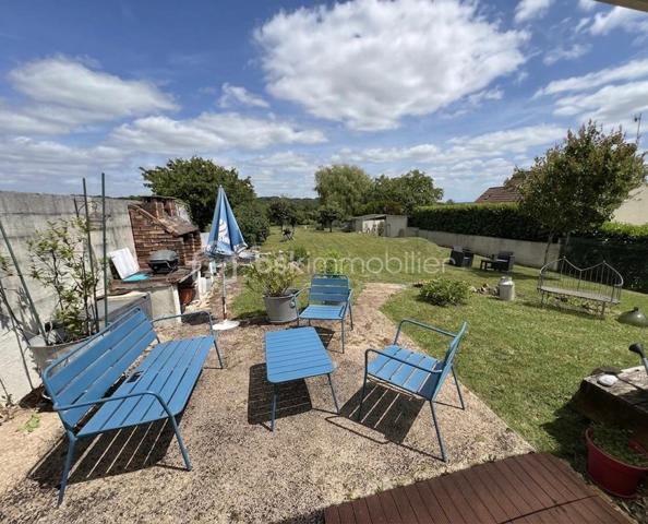 NOUVEAU EN EXCLUSIVITE ! Sur la commune de Mouroux, venez découvrir cette belle maison de 170m2 (mitoyenne d’un côté) édifiée sur sous-sol total. 
Commerces, écoles et transports à proximité.

Au rez-de-chaussée : une belle entrée avec placard de rangement, un wc séparé, un accès sous-sol, une salle d’eau moderne, 2 belles chambres (11,5 et 13m2), une cuisine neuve moderne aménagée et équipée (14m2) ouverte sur la pièce de vie de 28m2 avec accès à une véranda lumineuse (côté jardin) de 28m2 également.

Au 1er étage : un palier dessert 2 grandes chambres de 19,5 et 25m2 au sol ainsi qu’un espace de rangement sur le palier.

Au sous-sol : Un vaste garage/buanderie de 65m2, une chambre de 10,5m2 et une salle de bain avec wc.

Le tout est édifié sur un terrain de 1490m2 arboré et entièrement clôturé avec abris de jardin et petit passage sur le côté droit de la maison. Aucun vis-à-vis. Stationnement possible pour 2 véhicules entre le portail et le sous-sol. Jardin tout en longueur, idéal pour se détendre.
Chauffage électrique, fibre, ouvrants en pvc double vitrage, tout à l’égout conforme.

Secteur recherché ! Idéal pour une famille ! NE TARDEZ PAS A VENIR VISITER