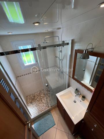 NOUVEAU EN EXCLUSIVITE ! Sur la commune de Mouroux, venez découvrir cette belle maison de 170m2 (mitoyenne d’un côté) édifiée sur sous-sol total. 
Commerces, écoles et transports à proximité.

Au rez-de-chaussée : une belle entrée avec placard de rangement, un wc séparé, un accès sous-sol, une salle d’eau moderne, 2 belles chambres (11,5 et 13m2), une cuisine neuve moderne aménagée et équipée (14m2) ouverte sur la pièce de vie de 28m2 avec accès à une véranda lumineuse (côté jardin) de 28m2 également.

Au 1er étage : un palier dessert 2 grandes chambres de 19,5 et 25m2 au sol ainsi qu’un espace de rangement sur le palier.

Au sous-sol : Un vaste garage/buanderie de 65m2, une chambre de 10,5m2 et une salle de bain avec wc.

Le tout est édifié sur un terrain de 1490m2 arboré et entièrement clôturé avec abris de jardin et petit passage sur le côté droit de la maison. Aucun vis-à-vis. Stationnement possible pour 2 véhicules entre le portail et le sous-sol. Jardin tout en longueur, idéal pour se détendre.
Chauffage électrique, fibre, ouvrants en pvc double vitrage, tout à l’égout conforme.

Secteur recherché ! Idéal pour une famille ! NE TARDEZ PAS A VENIR VISITER