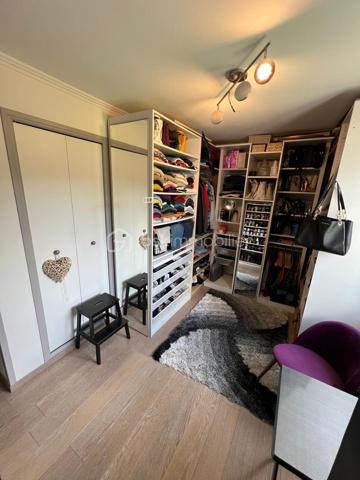 NOUVEAU EN EXCLUSIVITE ! Sur la commune de Mouroux, venez découvrir cette belle maison de 170m2 (mitoyenne d’un côté) édifiée sur sous-sol total. 
Commerces, écoles et transports à proximité.

Au rez-de-chaussée : une belle entrée avec placard de rangement, un wc séparé, un accès sous-sol, une salle d’eau moderne, 2 belles chambres (11,5 et 13m2), une cuisine neuve moderne aménagée et équipée (14m2) ouverte sur la pièce de vie de 28m2 avec accès à une véranda lumineuse (côté jardin) de 28m2 également.

Au 1er étage : un palier dessert 2 grandes chambres de 19,5 et 25m2 au sol ainsi qu’un espace de rangement sur le palier.

Au sous-sol : Un vaste garage/buanderie de 65m2, une chambre de 10,5m2 et une salle de bain avec wc.

Le tout est édifié sur un terrain de 1490m2 arboré et entièrement clôturé avec abris de jardin et petit passage sur le côté droit de la maison. Aucun vis-à-vis. Stationnement possible pour 2 véhicules entre le portail et le sous-sol. Jardin tout en longueur, idéal pour se détendre.
Chauffage électrique, fibre, ouvrants en pvc double vitrage, tout à l’égout conforme.

Secteur recherché ! Idéal pour une famille ! NE TARDEZ PAS A VENIR VISITER