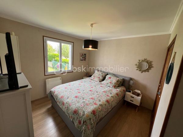 NOUVEAU EN EXCLUSIVITE ! Sur la commune de Mouroux, venez découvrir cette belle maison de 170m2 (mitoyenne d’un côté) édifiée sur sous-sol total. 
Commerces, écoles et transports à proximité.

Au rez-de-chaussée : une belle entrée avec placard de rangement, un wc séparé, un accès sous-sol, une salle d’eau moderne, 2 belles chambres (11,5 et 13m2), une cuisine neuve moderne aménagée et équipée (14m2) ouverte sur la pièce de vie de 28m2 avec accès à une véranda lumineuse (côté jardin) de 28m2 également.

Au 1er étage : un palier dessert 2 grandes chambres de 19,5 et 25m2 au sol ainsi qu’un espace de rangement sur le palier.

Au sous-sol : Un vaste garage/buanderie de 65m2, une chambre de 10,5m2 et une salle de bain avec wc.

Le tout est édifié sur un terrain de 1490m2 arboré et entièrement clôturé avec abris de jardin et petit passage sur le côté droit de la maison. Aucun vis-à-vis. Stationnement possible pour 2 véhicules entre le portail et le sous-sol. Jardin tout en longueur, idéal pour se détendre.
Chauffage électrique, fibre, ouvrants en pvc double vitrage, tout à l’égout conforme.

Secteur recherché ! Idéal pour une famille ! NE TARDEZ PAS A VENIR VISITER