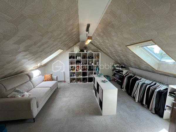 NOUVEAU EN EXCLUSIVITE ! Sur la commune de Mouroux, venez découvrir cette belle maison de 170m2 (mitoyenne d’un côté) édifiée sur sous-sol total. 
Commerces, écoles et transports à proximité.

Au rez-de-chaussée : une belle entrée avec placard de rangement, un wc séparé, un accès sous-sol, une salle d’eau moderne, 2 belles chambres (11,5 et 13m2), une cuisine neuve moderne aménagée et équipée (14m2) ouverte sur la pièce de vie de 28m2 avec accès à une véranda lumineuse (côté jardin) de 28m2 également.

Au 1er étage : un palier dessert 2 grandes chambres de 19,5 et 25m2 au sol ainsi qu’un espace de rangement sur le palier.

Au sous-sol : Un vaste garage/buanderie de 65m2, une chambre de 10,5m2 et une salle de bain avec wc.

Le tout est édifié sur un terrain de 1490m2 arboré et entièrement clôturé avec abris de jardin et petit passage sur le côté droit de la maison. Aucun vis-à-vis. Stationnement possible pour 2 véhicules entre le portail et le sous-sol. Jardin tout en longueur, idéal pour se détendre.
Chauffage électrique, fibre, ouvrants en pvc double vitrage, tout à l’égout conforme.

Secteur recherché ! Idéal pour une famille ! NE TARDEZ PAS A VENIR VISITER