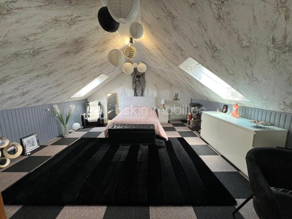 NOUVEAU EN EXCLUSIVITE ! Sur la commune de Mouroux, venez découvrir cette belle maison de 170m2 (mitoyenne d’un côté) édifiée sur sous-sol total. 
Commerces, écoles et transports à proximité.

Au rez-de-chaussée : une belle entrée avec placard de rangement, un wc séparé, un accès sous-sol, une salle d’eau moderne, 2 belles chambres (11,5 et 13m2), une cuisine neuve moderne aménagée et équipée (14m2) ouverte sur la pièce de vie de 28m2 avec accès à une véranda lumineuse (côté jardin) de 28m2 également.

Au 1er étage : un palier dessert 2 grandes chambres de 19,5 et 25m2 au sol ainsi qu’un espace de rangement sur le palier.

Au sous-sol : Un vaste garage/buanderie de 65m2, une chambre de 10,5m2 et une salle de bain avec wc.

Le tout est édifié sur un terrain de 1490m2 arboré et entièrement clôturé avec abris de jardin et petit passage sur le côté droit de la maison. Aucun vis-à-vis. Stationnement possible pour 2 véhicules entre le portail et le sous-sol. Jardin tout en longueur, idéal pour se détendre.
Chauffage électrique, fibre, ouvrants en pvc double vitrage, tout à l’égout conforme.

Secteur recherché ! Idéal pour une famille ! NE TARDEZ PAS A VENIR VISITER