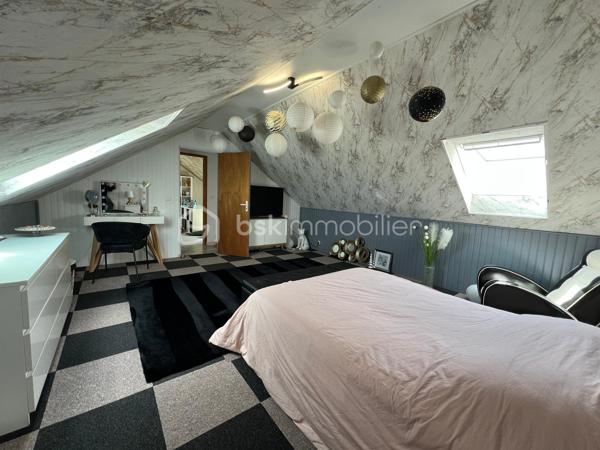 NOUVEAU EN EXCLUSIVITE ! Sur la commune de Mouroux, venez découvrir cette belle maison de 170m2 (mitoyenne d’un côté) édifiée sur sous-sol total. 
Commerces, écoles et transports à proximité.

Au rez-de-chaussée : une belle entrée avec placard de rangement, un wc séparé, un accès sous-sol, une salle d’eau moderne, 2 belles chambres (11,5 et 13m2), une cuisine neuve moderne aménagée et équipée (14m2) ouverte sur la pièce de vie de 28m2 avec accès à une véranda lumineuse (côté jardin) de 28m2 également.

Au 1er étage : un palier dessert 2 grandes chambres de 19,5 et 25m2 au sol ainsi qu’un espace de rangement sur le palier.

Au sous-sol : Un vaste garage/buanderie de 65m2, une chambre de 10,5m2 et une salle de bain avec wc.

Le tout est édifié sur un terrain de 1490m2 arboré et entièrement clôturé avec abris de jardin et petit passage sur le côté droit de la maison. Aucun vis-à-vis. Stationnement possible pour 2 véhicules entre le portail et le sous-sol. Jardin tout en longueur, idéal pour se détendre.
Chauffage électrique, fibre, ouvrants en pvc double vitrage, tout à l’égout conforme.

Secteur recherché ! Idéal pour une famille ! NE TARDEZ PAS A VENIR VISITER