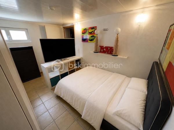 NOUVEAU EN EXCLUSIVITE ! Sur la commune de Mouroux, venez découvrir cette belle maison de 170m2 (mitoyenne d’un côté) édifiée sur sous-sol total. 
Commerces, écoles et transports à proximité.

Au rez-de-chaussée : une belle entrée avec placard de rangement, un wc séparé, un accès sous-sol, une salle d’eau moderne, 2 belles chambres (11,5 et 13m2), une cuisine neuve moderne aménagée et équipée (14m2) ouverte sur la pièce de vie de 28m2 avec accès à une véranda lumineuse (côté jardin) de 28m2 également.

Au 1er étage : un palier dessert 2 grandes chambres de 19,5 et 25m2 au sol ainsi qu’un espace de rangement sur le palier.

Au sous-sol : Un vaste garage/buanderie de 65m2, une chambre de 10,5m2 et une salle de bain avec wc.

Le tout est édifié sur un terrain de 1490m2 arboré et entièrement clôturé avec abris de jardin et petit passage sur le côté droit de la maison. Aucun vis-à-vis. Stationnement possible pour 2 véhicules entre le portail et le sous-sol. Jardin tout en longueur, idéal pour se détendre.
Chauffage électrique, fibre, ouvrants en pvc double vitrage, tout à l’égout conforme.

Secteur recherché ! Idéal pour une famille ! NE TARDEZ PAS A VENIR VISITER
