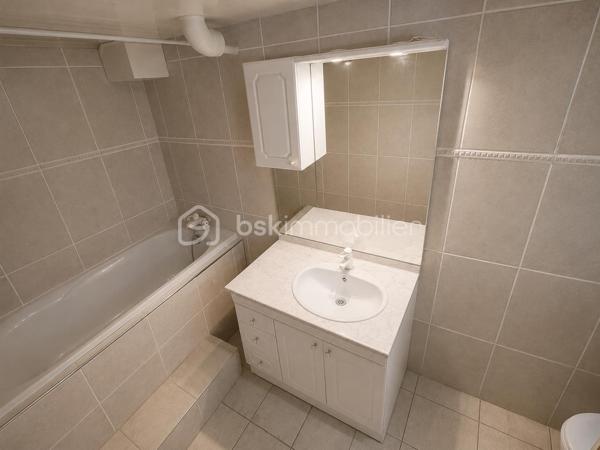 NOUVEAU EN EXCLUSIVITE ! Sur la commune de Mouroux, venez découvrir cette belle maison de 170m2 (mitoyenne d’un côté) édifiée sur sous-sol total. 
Commerces, écoles et transports à proximité.

Au rez-de-chaussée : une belle entrée avec placard de rangement, un wc séparé, un accès sous-sol, une salle d’eau moderne, 2 belles chambres (11,5 et 13m2), une cuisine neuve moderne aménagée et équipée (14m2) ouverte sur la pièce de vie de 28m2 avec accès à une véranda lumineuse (côté jardin) de 28m2 également.

Au 1er étage : un palier dessert 2 grandes chambres de 19,5 et 25m2 au sol ainsi qu’un espace de rangement sur le palier.

Au sous-sol : Un vaste garage/buanderie de 65m2, une chambre de 10,5m2 et une salle de bain avec wc.

Le tout est édifié sur un terrain de 1490m2 arboré et entièrement clôturé avec abris de jardin et petit passage sur le côté droit de la maison. Aucun vis-à-vis. Stationnement possible pour 2 véhicules entre le portail et le sous-sol. Jardin tout en longueur, idéal pour se détendre.
Chauffage électrique, fibre, ouvrants en pvc double vitrage, tout à l’égout conforme.

Secteur recherché ! Idéal pour une famille ! NE TARDEZ PAS A VENIR VISITER