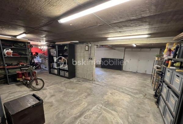 NOUVEAU EN EXCLUSIVITE ! Sur la commune de Mouroux, venez découvrir cette belle maison de 170m2 (mitoyenne d’un côté) édifiée sur sous-sol total. 
Commerces, écoles et transports à proximité.

Au rez-de-chaussée : une belle entrée avec placard de rangement, un wc séparé, un accès sous-sol, une salle d’eau moderne, 2 belles chambres (11,5 et 13m2), une cuisine neuve moderne aménagée et équipée (14m2) ouverte sur la pièce de vie de 28m2 avec accès à une véranda lumineuse (côté jardin) de 28m2 également.

Au 1er étage : un palier dessert 2 grandes chambres de 19,5 et 25m2 au sol ainsi qu’un espace de rangement sur le palier.

Au sous-sol : Un vaste garage/buanderie de 65m2, une chambre de 10,5m2 et une salle de bain avec wc.

Le tout est édifié sur un terrain de 1490m2 arboré et entièrement clôturé avec abris de jardin et petit passage sur le côté droit de la maison. Aucun vis-à-vis. Stationnement possible pour 2 véhicules entre le portail et le sous-sol. Jardin tout en longueur, idéal pour se détendre.
Chauffage électrique, fibre, ouvrants en pvc double vitrage, tout à l’égout conforme.

Secteur recherché ! Idéal pour une famille ! NE TARDEZ PAS A VENIR VISITER