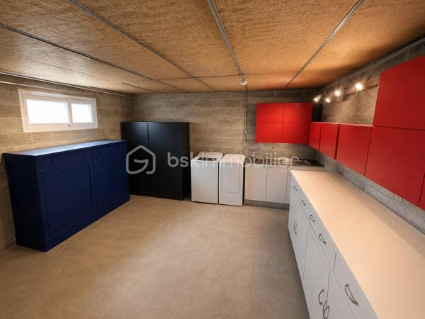 NOUVEAU EN EXCLUSIVITE ! Sur la commune de Mouroux, venez découvrir cette belle maison de 170m2 (mitoyenne d’un côté) édifiée sur sous-sol total. 
Commerces, écoles et transports à proximité.

Au rez-de-chaussée : une belle entrée avec placard de rangement, un wc séparé, un accès sous-sol, une salle d’eau moderne, 2 belles chambres (11,5 et 13m2), une cuisine neuve moderne aménagée et équipée (14m2) ouverte sur la pièce de vie de 28m2 avec accès à une véranda lumineuse (côté jardin) de 28m2 également.

Au 1er étage : un palier dessert 2 grandes chambres de 19,5 et 25m2 au sol ainsi qu’un espace de rangement sur le palier.

Au sous-sol : Un vaste garage/buanderie de 65m2, une chambre de 10,5m2 et une salle de bain avec wc.

Le tout est édifié sur un terrain de 1490m2 arboré et entièrement clôturé avec abris de jardin et petit passage sur le côté droit de la maison. Aucun vis-à-vis. Stationnement possible pour 2 véhicules entre le portail et le sous-sol. Jardin tout en longueur, idéal pour se détendre.
Chauffage électrique, fibre, ouvrants en pvc double vitrage, tout à l’égout conforme.

Secteur recherché ! Idéal pour une famille ! NE TARDEZ PAS A VENIR VISITER